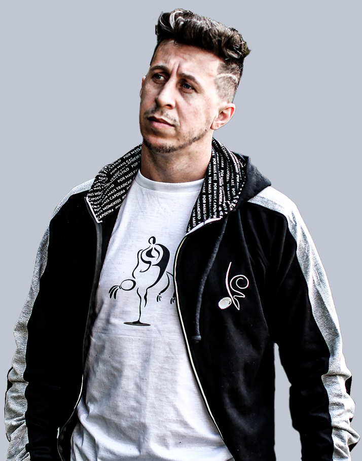 Palito Capoeira, transmite a cultura e técnica ancestral da Capoeira para seus alunos.