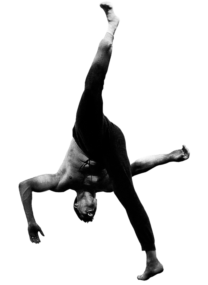 Palito Capoeira, transmite a cultura e técnica ancestral da Capoeira para seus alunos.